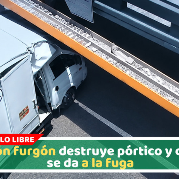 Camión furgón destruye pórtico y chofer se da a la fuga