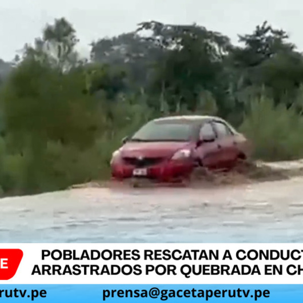Auto arrastrado por badén Juana Ríos y conductor es rescatado en Chongoyape