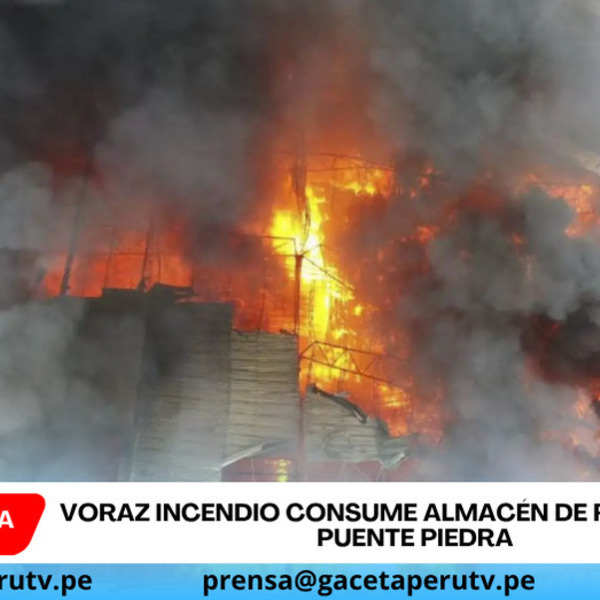 Voraz incendio consume almacén de reciclaje en Puente Piedra