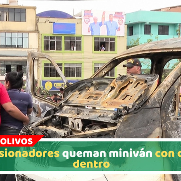 Extorsionadores queman miniván con chofer dentro