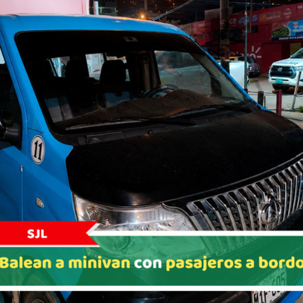 SJL: Balean a minivan con pasajeros a bordo