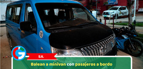 SJL: Balean a minivan con pasajeros a bordo